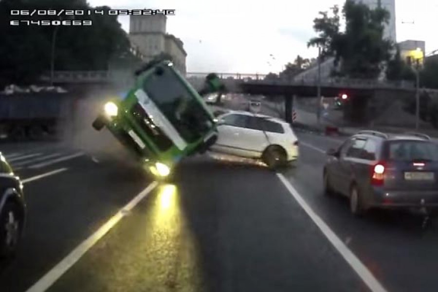 Σοβαρό ατύχημα με γερανό φορτωμένο με VW Touareg (video)