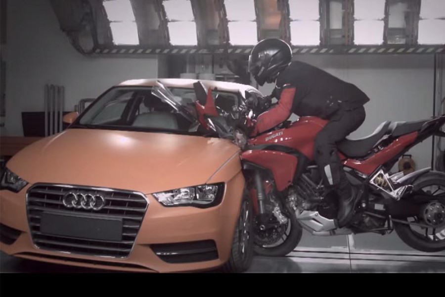 Crash test Audi A3 vs Ducati Multistrada 1200 S με αερόσακο (video)
