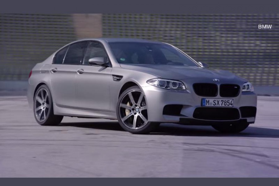 Η BMW “30 Jahre M5” ντριφτάρει στο γήπεδο του Μονάχου (video)