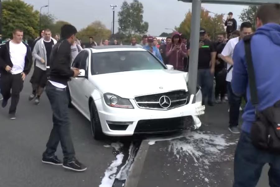 Mercedes C 63 AMG κυνηγά Audi RS4 και πέφτει σε πινακίδα (video)