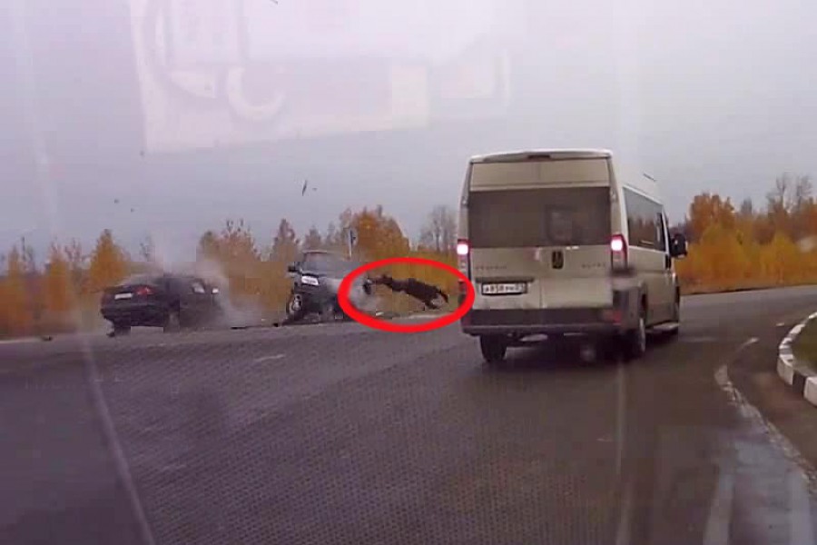 Οδηγός πετάγεται από το όχημα μετά από σύγκρουση (video)