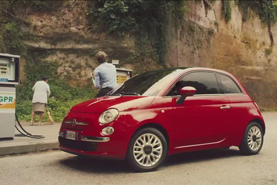 Τι «παθαίνει» ένα Fiat 500 αν πάρει… Viagra; (video)