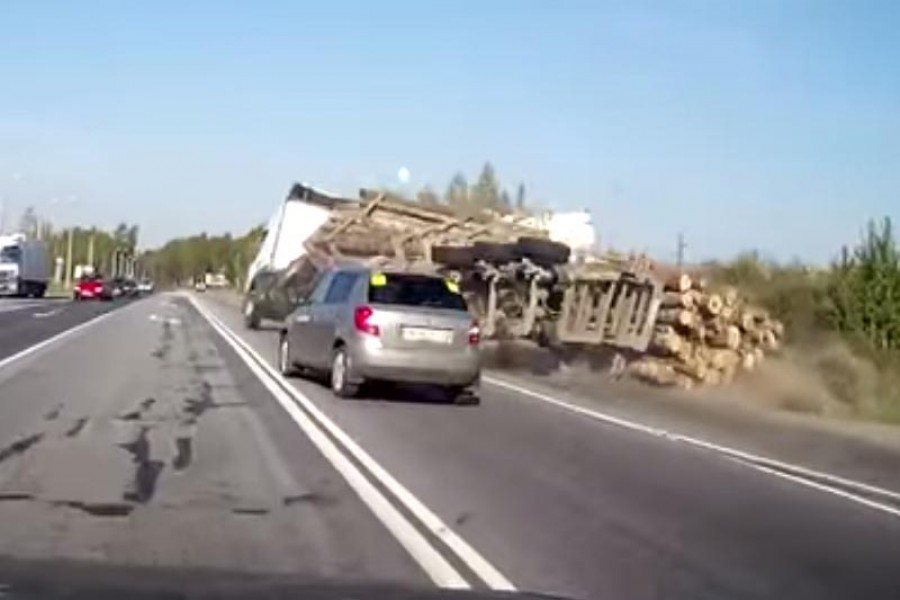 Αυτοκίνητο ανατρέπει φορτηγά και δεν παθαίνει τίποτα! (video)