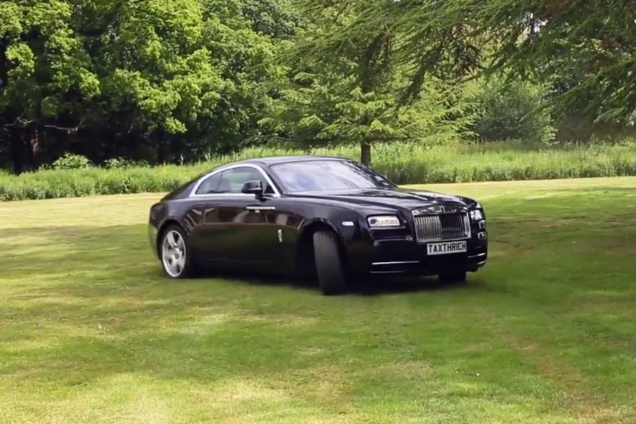 Rolls-Royce Wraith γίνεται διασκεδαστική στο γκαζόν! (video)