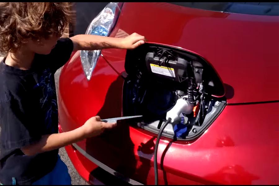 Ο φορτιστής του Nissan Leaf κλέβεται με χτένα! (video)