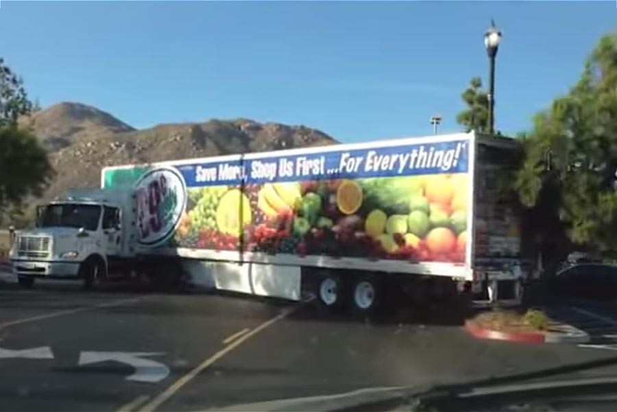Αναστροφή φορτηγού με καταστροφικές συνέπειες… (video)