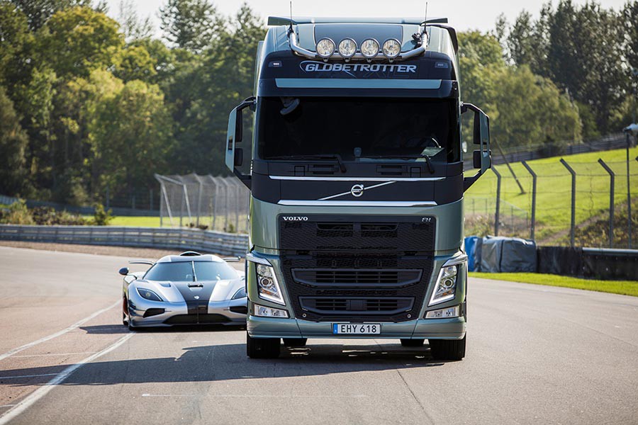 Κόντρα τράκτορα Volvo FH vs Koenigsegg One:1! (+video)