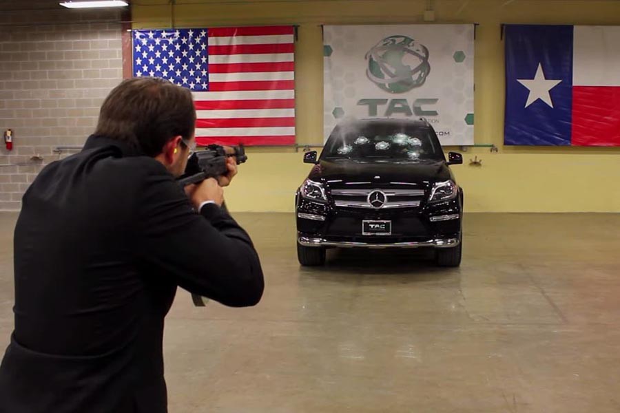 Θωρακισμένη Mercedes βάλλεται με τον Πρόεδρο μέσα! (video)