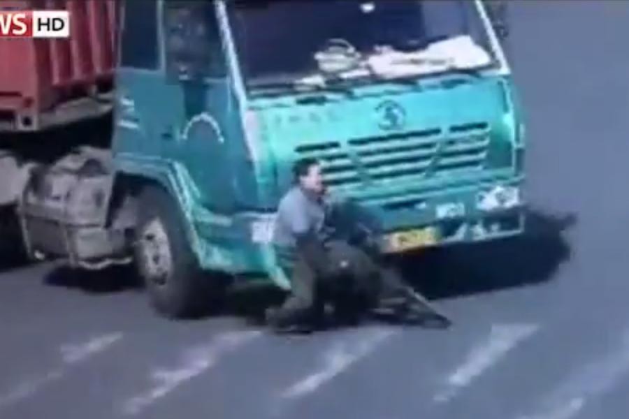 Ποδηλάτης γλίτωσε από τις 14 ρόδες φορτηγού! (video)
