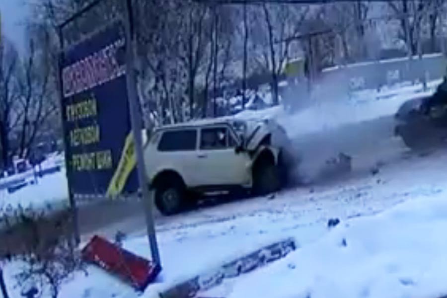 Live Lada Niva crash test με έναν… τυχερό! (video)
