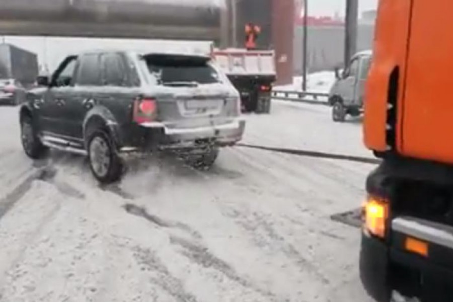 Range Rover Sport ξεκολλάει φορτηγά από τα χιόνια (video)
