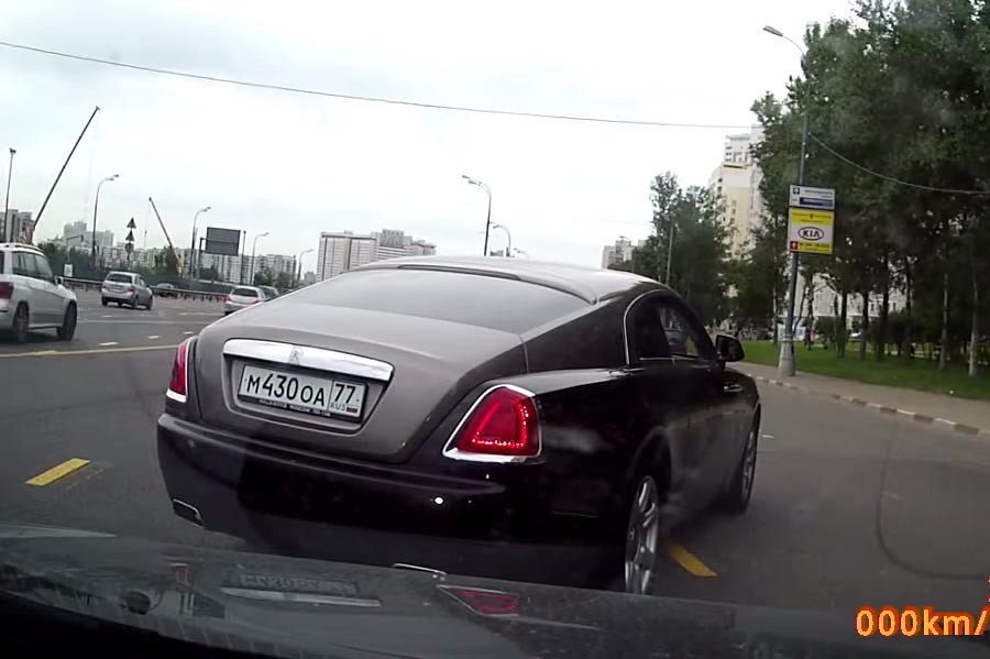 Ο «σφηνάκιας» με την Rolls-Royce Wraith (video)