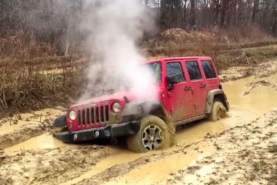Πώς να καταστρέψεις ένα καινούργιο Jeep Wrangler (video)
