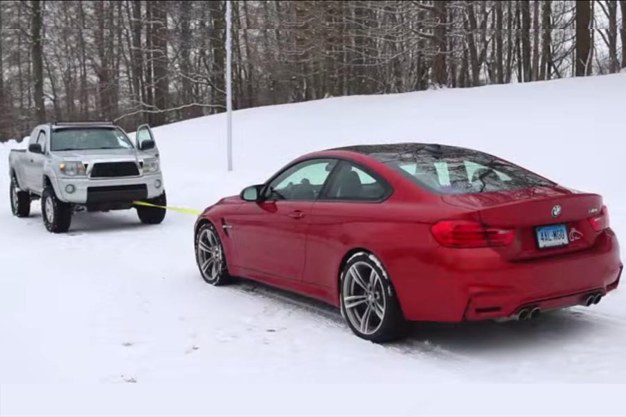 Κόντρα έλξης μεταξύ BMW M4 VS Toyota Tacoma! (video)