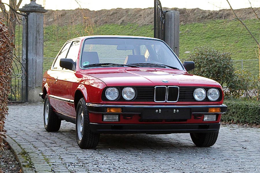 BMW 323i E30 του 1985 έχει διανύσει μόλις 247 χιλιόμετρα!