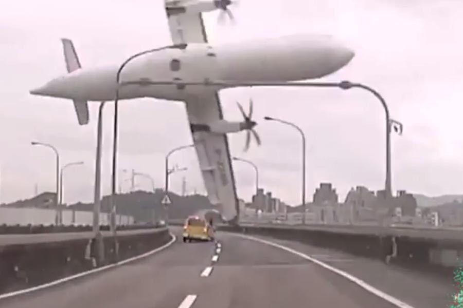 Σοκαριστική συντριβή αεροπλάνου στην Ταϊβάν (video)