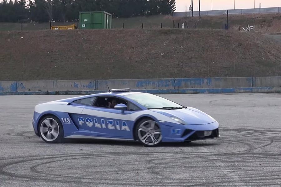 Περιπολικό Lamborghini Gallardo καίει λάστιχα! (video)