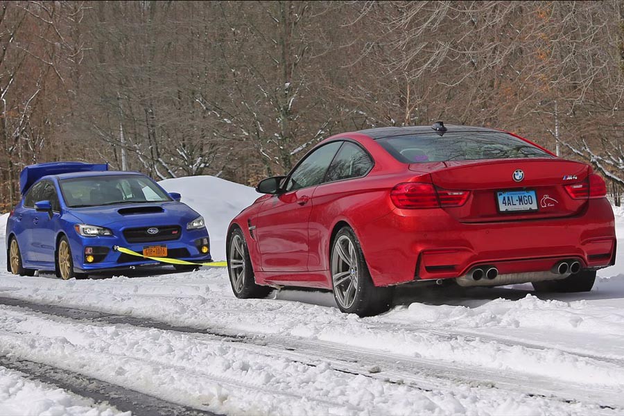 Κόντρα έλξης στο χιόνι BMW M4 vs Subaru WRX STI (video)