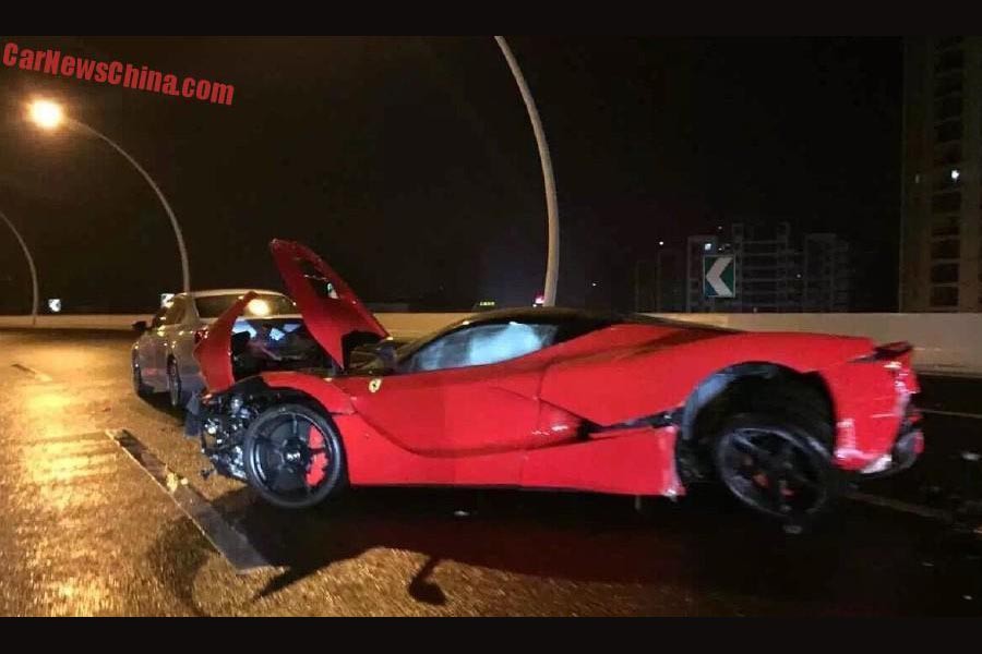 Ferrari LaFerrari διαλύθηκε στα χέρια ενός έφηβου οδηγού