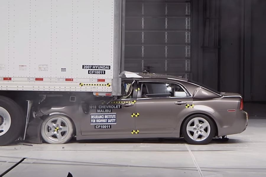 Σοκαριστικά crash tests αυτοκινήτου πίσω από φορτηγό (video)