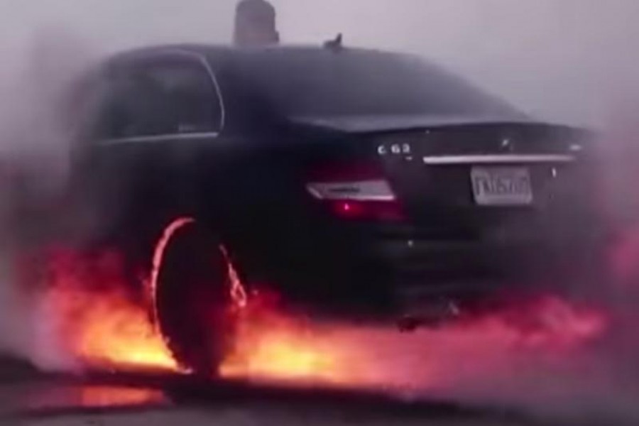 Burn out με Mercedes C 63 AMG κατέληξε σε φωτιά! (video)