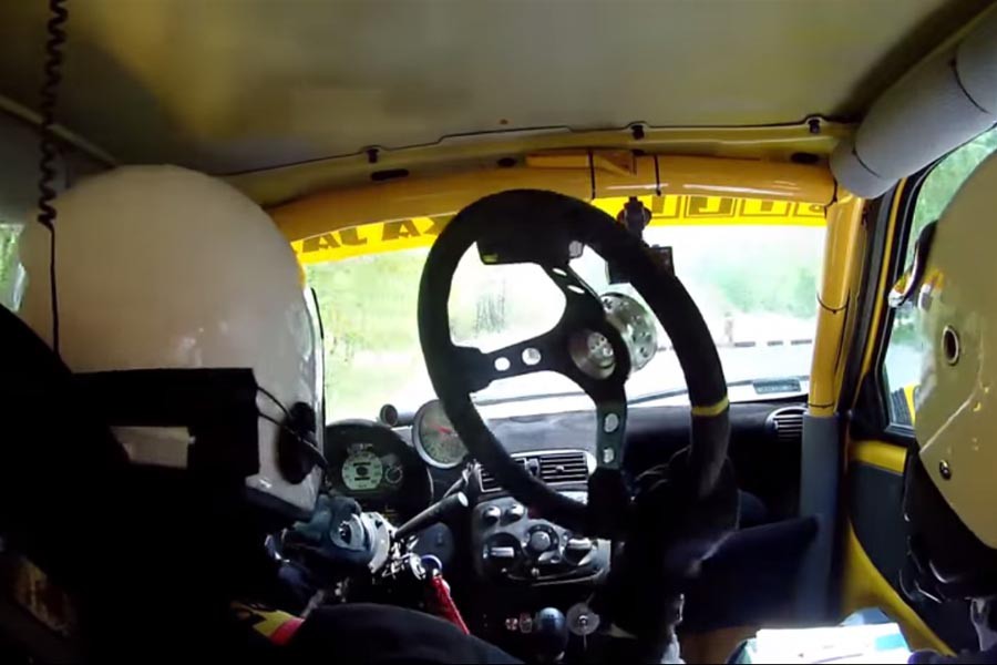 Οδηγός με Fiat Seicento χάνει το τιμόνι σε ράλι αλλά συνεχίζει! (video)