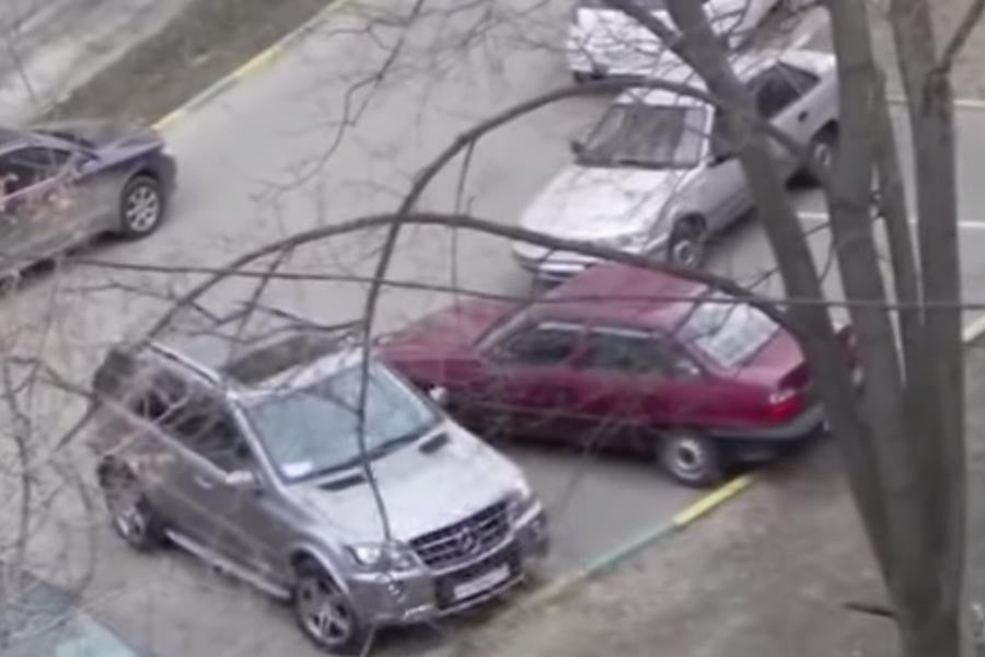 Πως καβατζώνει κάποιος με Mercedes δύο θέσεις parking (video)