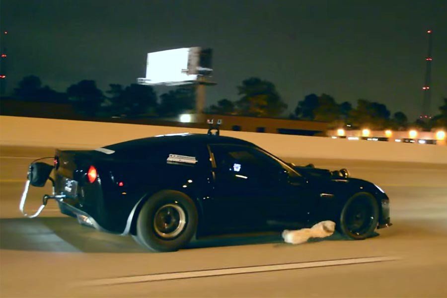 Corvette ισχύος 2.400 ίππων βγήκε παγανιά στο δρόμο! (video)