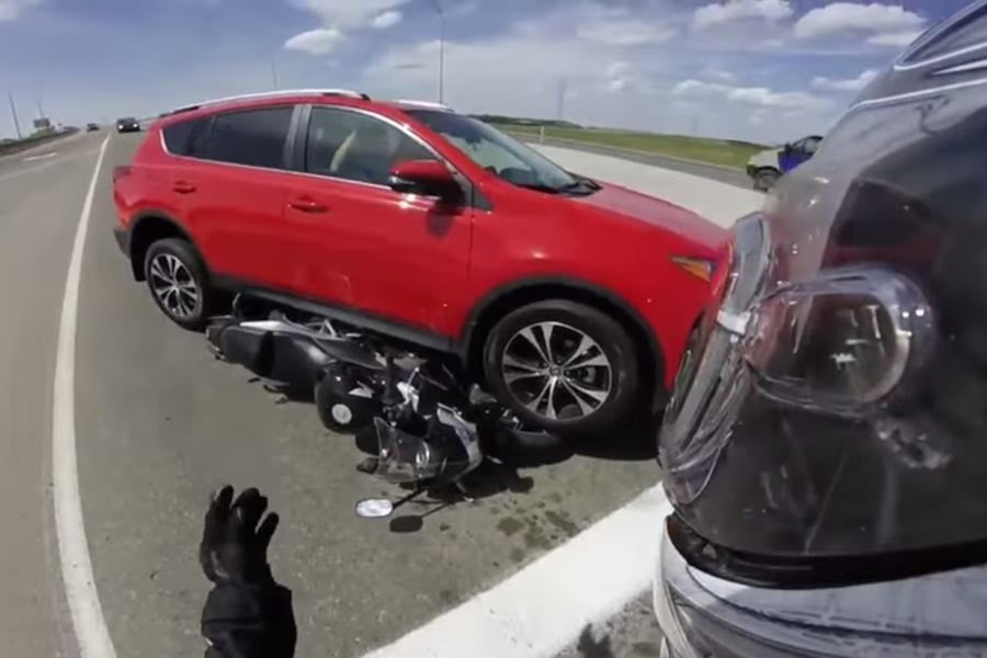 Νέα οδηγός έκανε όπισθεν και καβάλησε μοτοσικλέτα! (video)