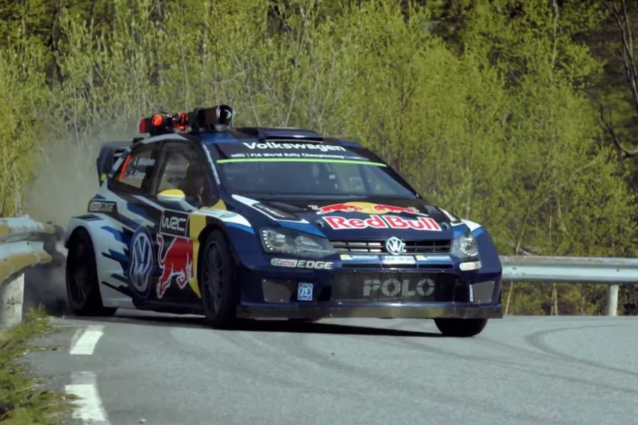 VW Polo R WRC κοντράρεται σε κατάβαση με χρυσό σκιέρ (video)