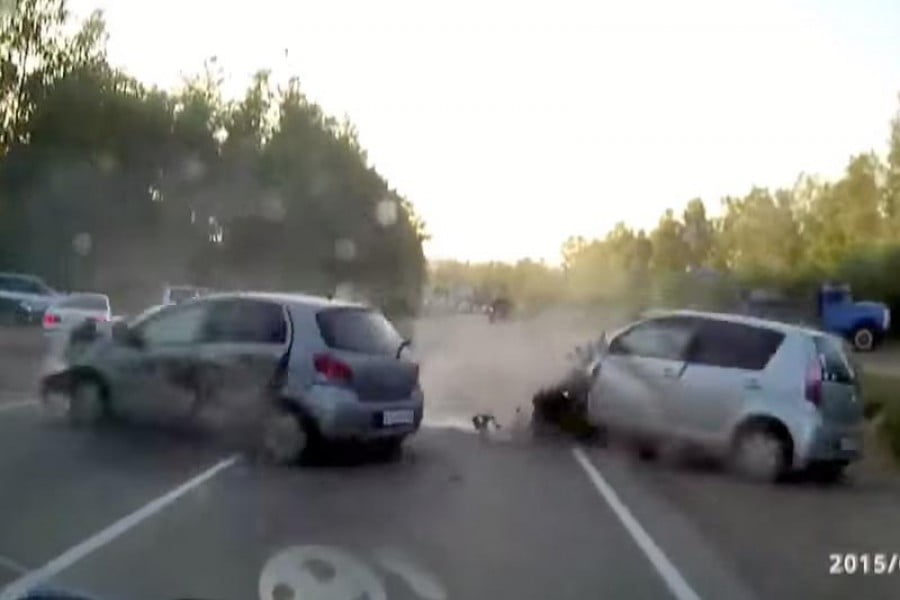 Οδηγός γουρούνας προκαλεί σύγκρουση και γίνεται Λούης! (video)