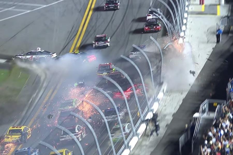 Χάος στο NASCAR με συντρίμμια και τραυματίες θεατές (video)