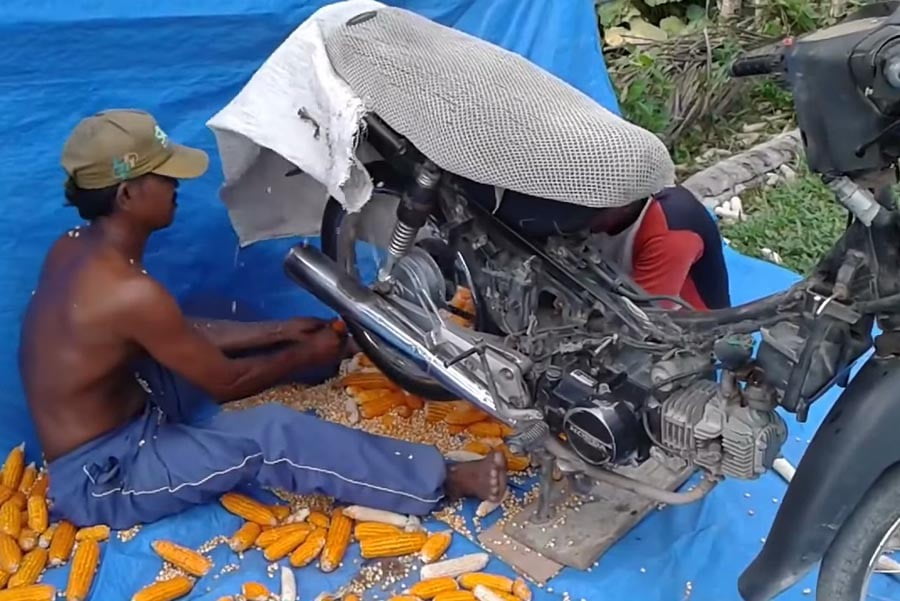 Παπί Honda σε ρόλο αγροτικού μηχανήματος! (video)
