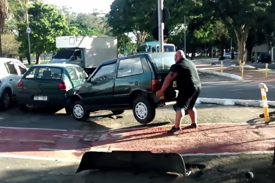 Ποδηλάτης Hulk σηκώνει αυτοκίνητο από ποδηλατόδρομο (video)