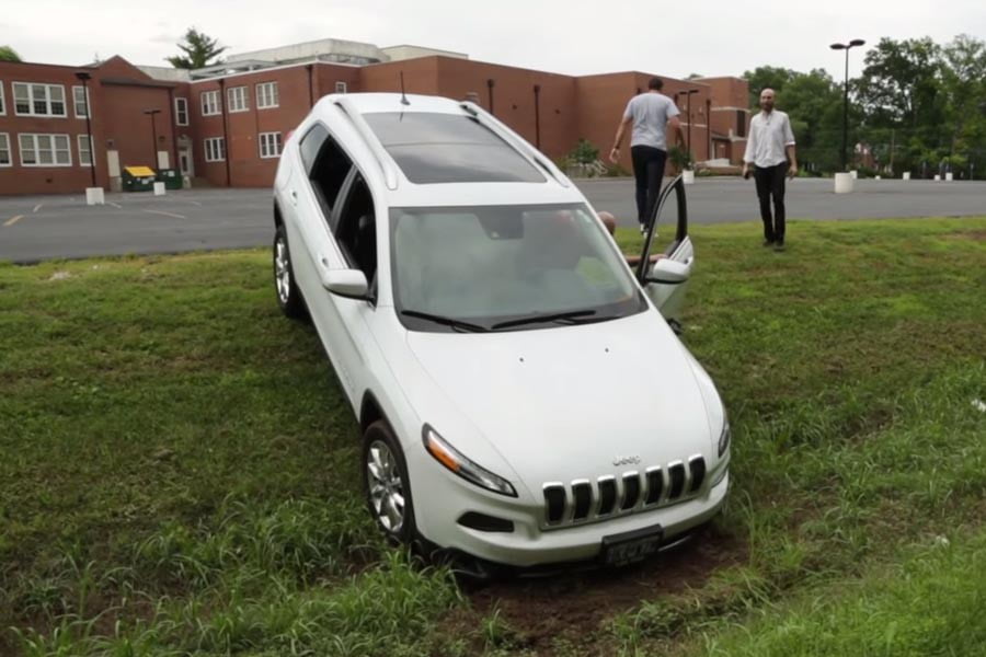 Χάκερς έκαναν ότι ήθελαν σε ένα Jeep Cherokee! (video)