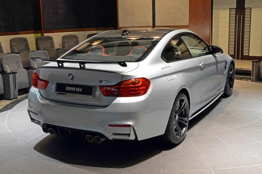 “Ειδική” BMW M4 με φουλ ανθρακόνημα και εξάτμιση Akrapovic