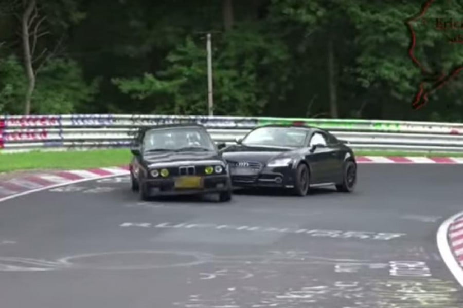 Audi TT εμβολίζει στο Nurburgring BMW E30. Ποιος φταίει; (video)