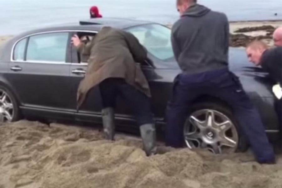 Διάσωση κολλημένης Bentley σε άμμο από τρακτέρ (video)