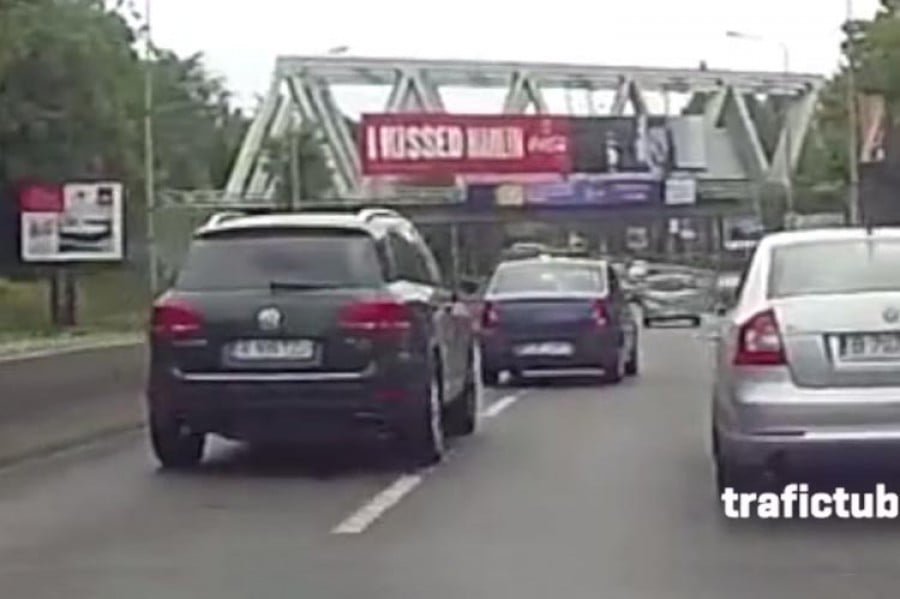 VW Touareg χτυπά και εκτοπίζει από το δρόμο Dacia Logan (video)