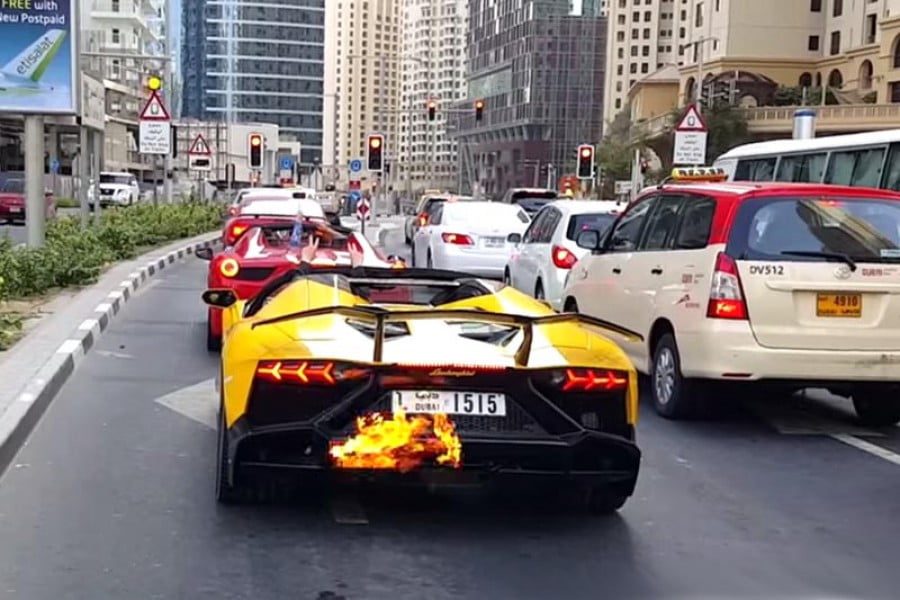 Lamborghini Aventador έπιασε φωτιά με μαρσαρίσματα! (video)