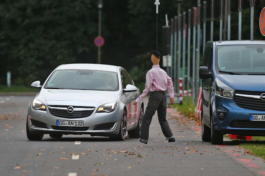 Η Opel εξελίσσει νέα συστήματα υποστήριξης οδηγού
