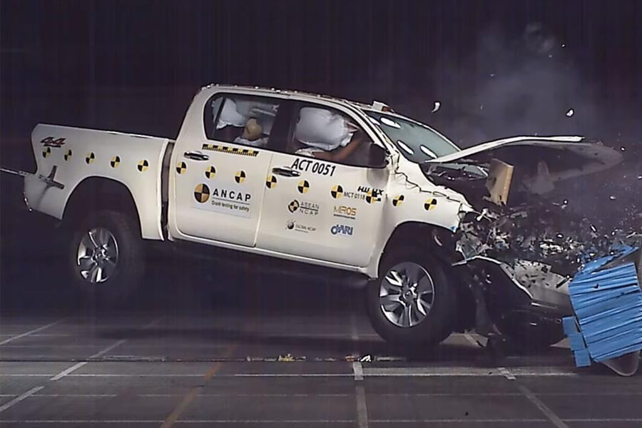 Αστέρι το νέο Toyota Hilux στα crash tests του ANCAP (+video)