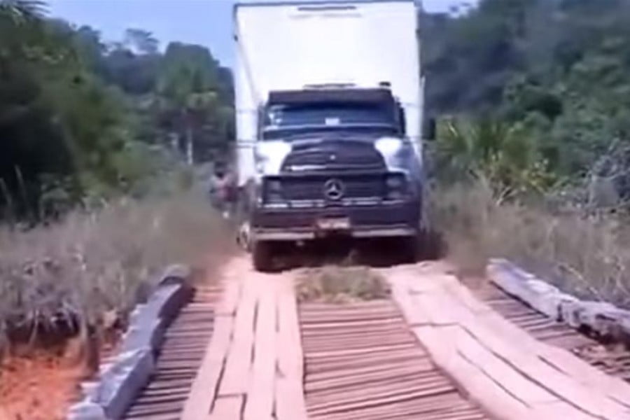 Θα καταφέρει το φορτηγό να περάσει την ξύλινη γέφυρα; (video)