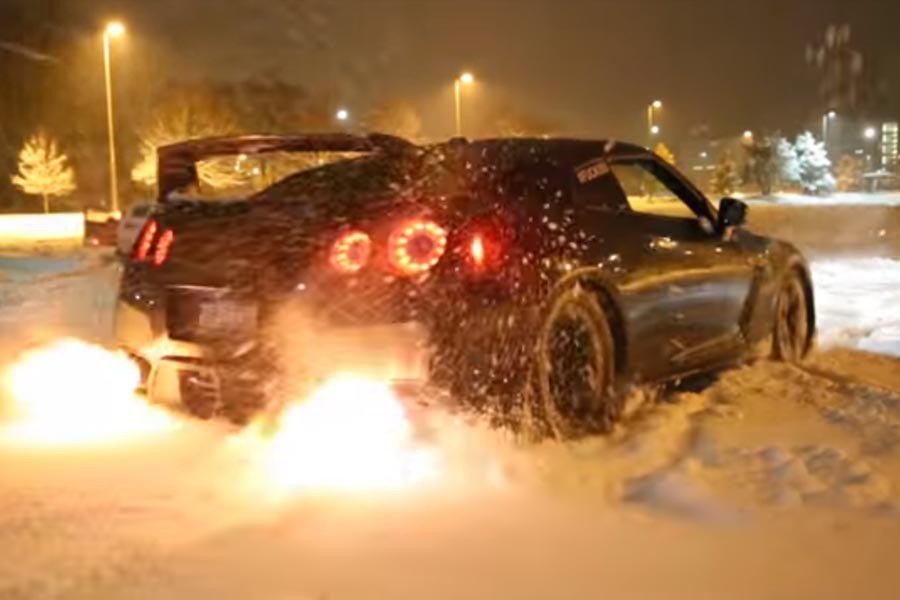 Nissan GT-R σε χιονισμένη αλάνα για ατελείωτο drift! (video)
