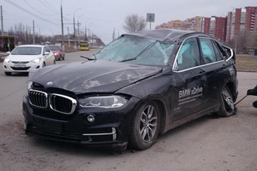 Test drive σε καινούργια BMW X5 κατέληξε σε crash test!