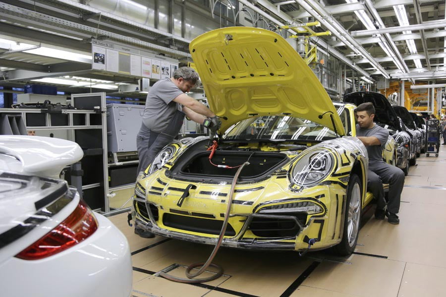 Βήμα – βήμα η παραγωγή της νέας Porsche 911 (video)
