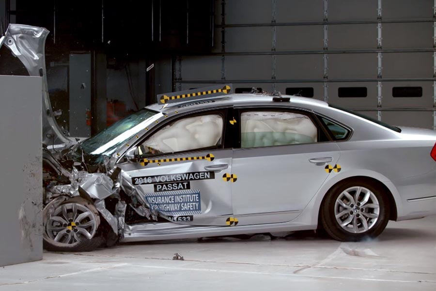 Κορυφαία ασφάλεια το VW Passat στα crash tests του IIHS (+video)