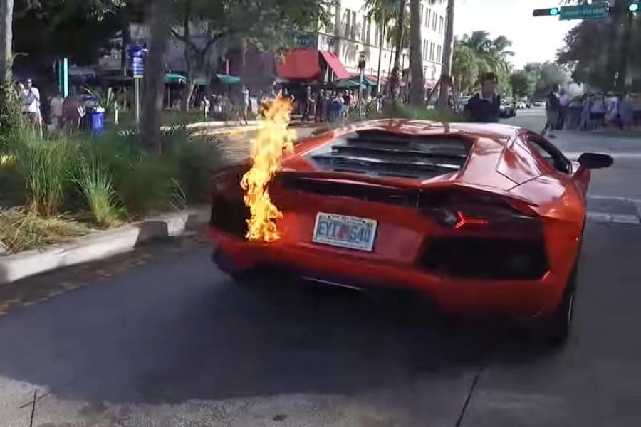 Παρκαδόρος πήγε βόλτα Lamborghini και την έκαψε! (video)
