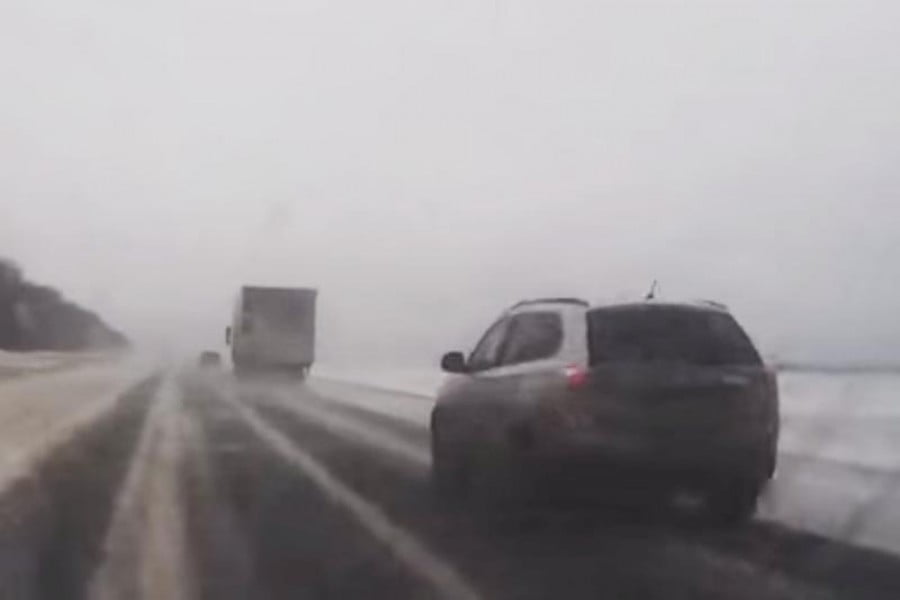 Όποιος βιάζεται στο χιονισμένο δρόμο… σκοντάφτει! (video)
