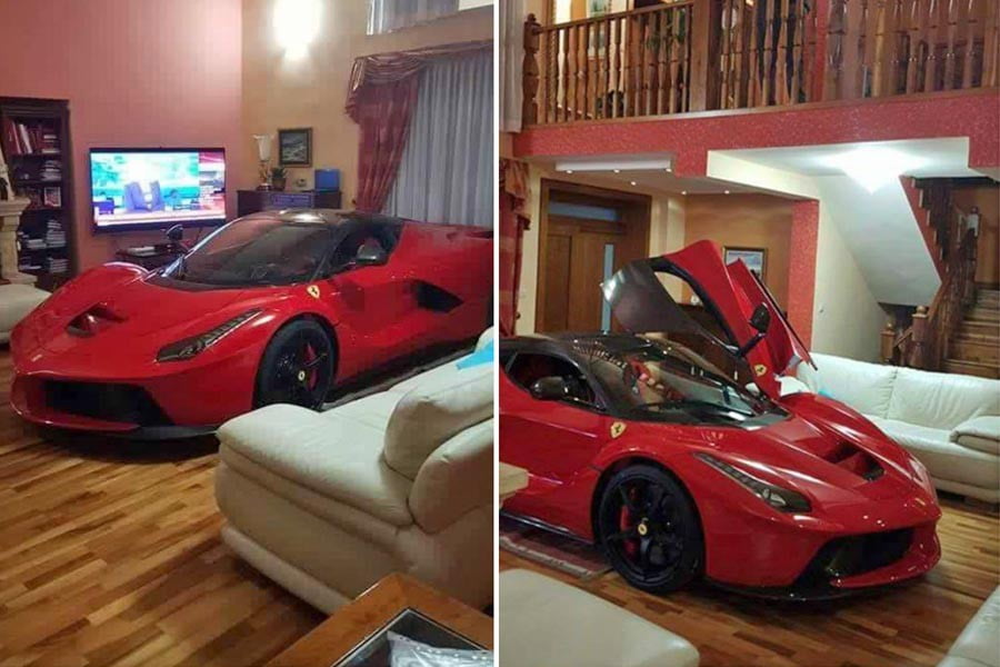 Πάρκαρε την Ferrari LaFerrari στο σαλόνι του σπιτιού του!